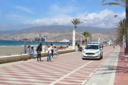 Patrulla de la Policía Local en el Paseo Marítimo.