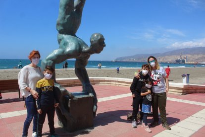 Toñi y José Alberto y María del Mar con Asier y su madre, Elia, propietaria del Restaurante Building, en el Paseo Marítimo.