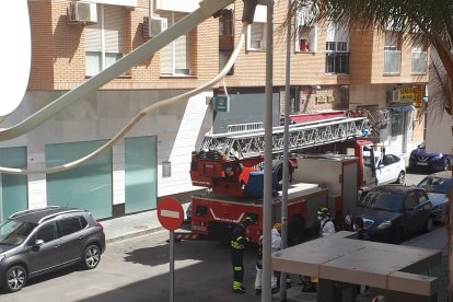 Los bomberos se preparan para acceder a la vivienda.