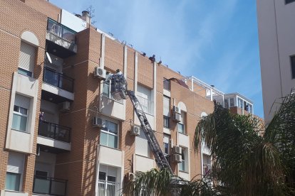 Los bomberos entran por una de las ventanas de la vivienda.