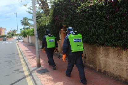 Desinfectando el barrio de Ciudad Jardín.