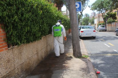 Desinfectando el barrio de Ciudad Jardín.