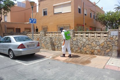Desinfectando el barrio de Ciudad Jardín.
