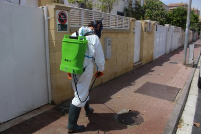 Desinfectando el barrio de Ciudad Jardín.