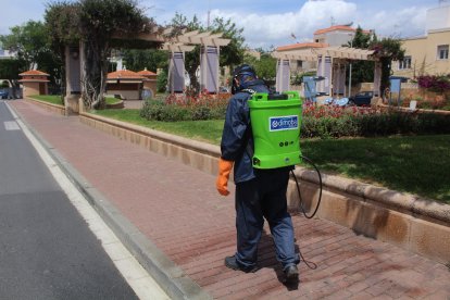 Desinfectando el barrio de Ciudad Jardín.