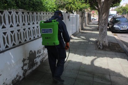 Desinfectando el barrio de Ciudad Jardín.