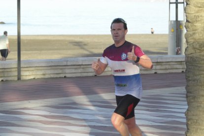 Rafa da el OK a LA VOZ mientras corre.