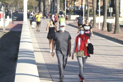 Con mascarilla para evitar exponerse al virus.