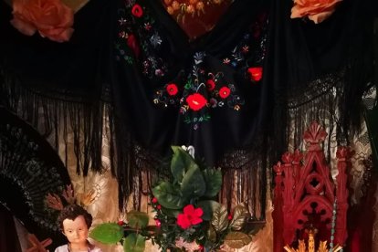 Cruz de mayo compartida por la Hermandad de las Angustias.