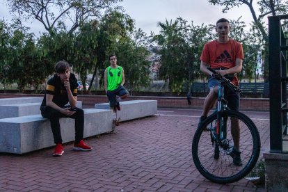 o Carlos (21 años), Juan Diego (15 años) y Daniel (15 años).
