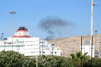 Humo visto desde la ciudad de un vehículo que se incendió en la Autovía.