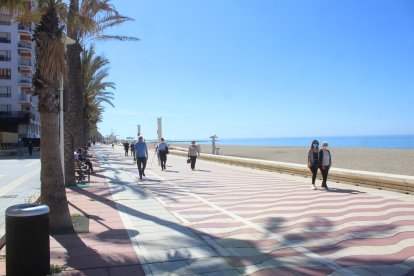 La hora de salida de los mayores de 70 años en el Paseo Marítimo.