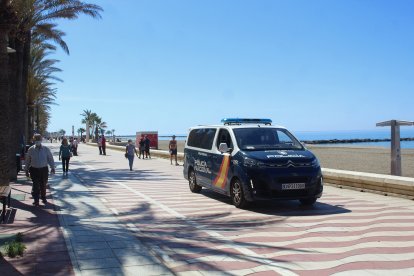 La Policía Nacional en el Paseo Marítimo a la hora de salida de los mayores.