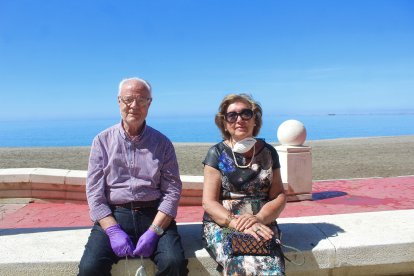 Hermano mayor honorario de la Hermandad de la Virgen del Mar de Madrid y su esposa en el Paseo Marítimo.