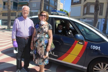 Hermano mayor honorario de la Hermandad de la Virgen del Mar de Madrid y su esposa junto a una patrulla de la Policía Nacional.