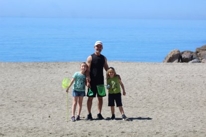 En la playa con sus hijos a la hora de la salida de los niños.