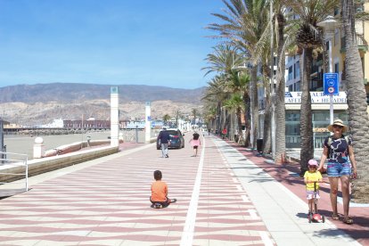Hora de inicio de salida de los más pequeños en el Paseo Marítimo.