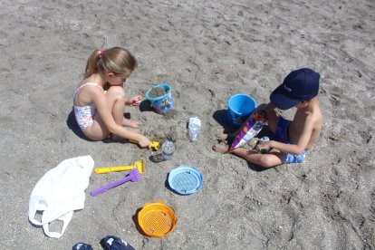 Los más pequeños jugando en la arena de la playa de Almería.