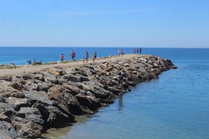 Aspecto del Espigón de la Playa de San Miguel durante las horas de salida de los más pequeños.