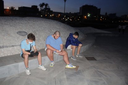 Ante la Ballena de Gabriel, en el Parque de las Almadrabillas.