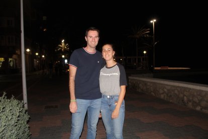 En pareja en el Paseo Marítimo.