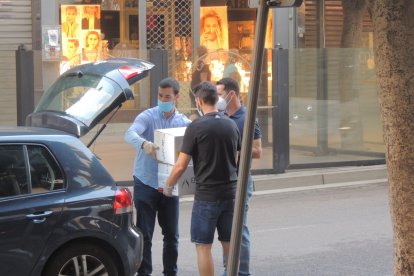 El doctor Pineda trajo en su coche todo el material.