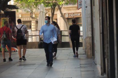 El doctor Pineda llegando al laboratorio.