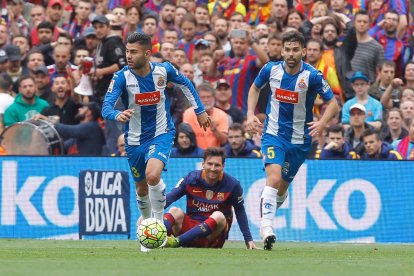 Rubén Duarte se lleva la pelota ante Leo Messi.