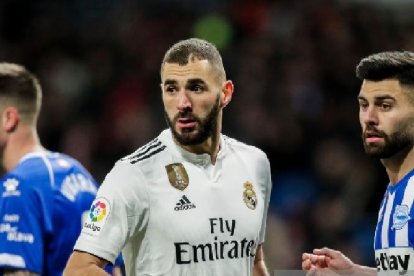 Con el Alavés defendiendo a Karim Benzema.