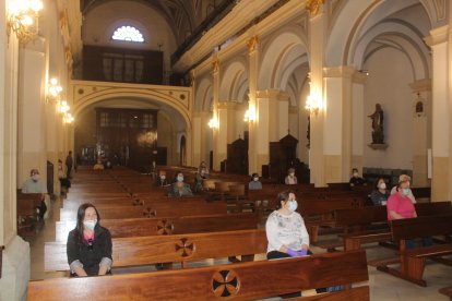 Almerienses durante la celebración eucarística en la Iglesia de San Sebastián.