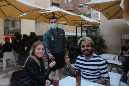 Atenciones con los clientes en Burana, en el Paseo de Almería.