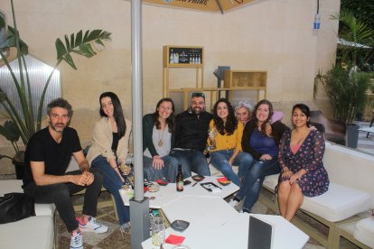 Celebrando la despedida de Ana en Burana, en el Paseo de Almería.