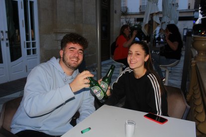 Brindando en pareja en Burana, en el Paseo de Almería.