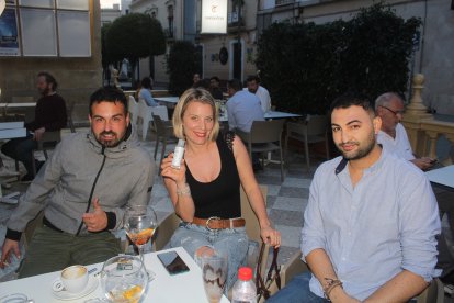 Disfrutando de la primera noche en Burana, en el Paseo de Almería.