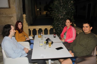 Buenos amigos y disfrutando de la primera noche en Burana, en el Paseo de Almería.