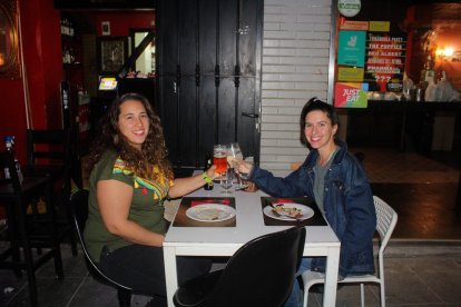Amigas brindando la primera noche en la croquetería La Mala, en calle Gabriel Callejón.