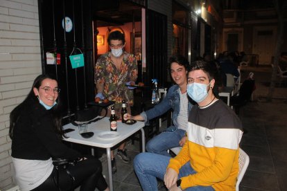 Saboreando las croquetas de la croquetería La Mala, en calle Gabriel Callejón.