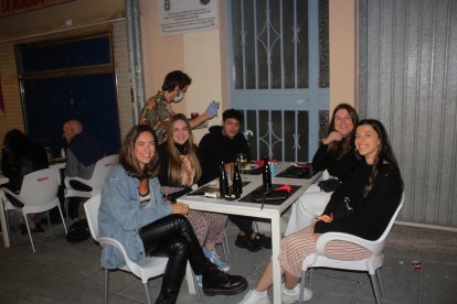 Amigos en la croquetería La Mala, en calle Gabriel Callejón.