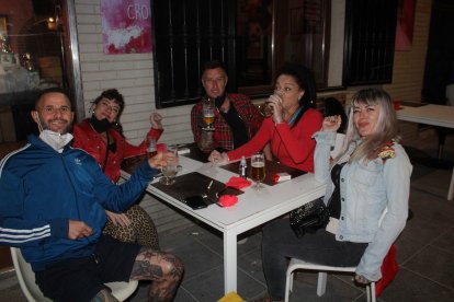 Amigos en la croquetería La Mala, en calle Gabriel Callejón.