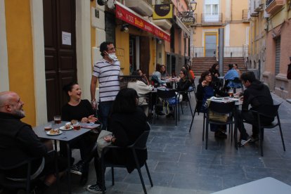 Almerienses en A Dos Ascuas, establecimiento ubicado en la calle Padre Alfonso Torres.