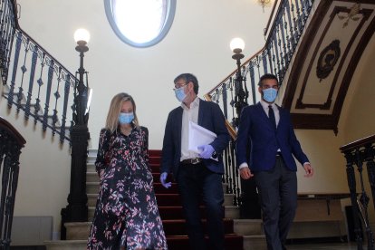 La delegada de Gobierno, Maribel Sánchez; y los alcaldes de Adra, Manuel Cortés; y de Almería, Ramón Fernández-Pacheco.