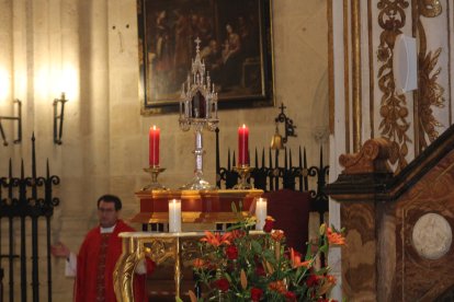 La reliquia de San Indalecio, varón apostólico, presidió el altar mayor de la Catedral de la Encarnación.