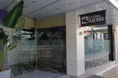 Taberna Nuevo Hotel Torreluz, abierta su terraza.