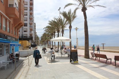 Disfrutando de las terrazas del Paseo Marítimo.