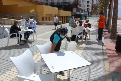 Desinfectando mesa y sillas en la terraza de Duque de Mar.