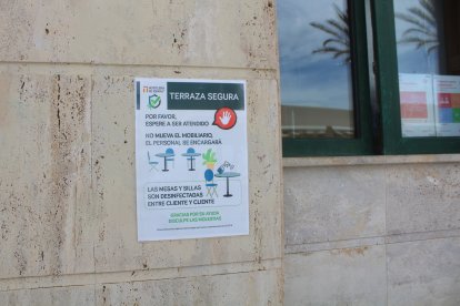 Cartel de las medidas para clientes en Café París.