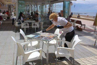 Desinfectando mesa y sillas en Café París.