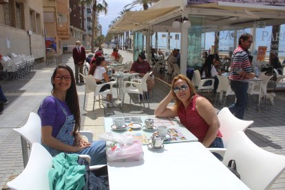 Almerienses en la terraza del Café París.
