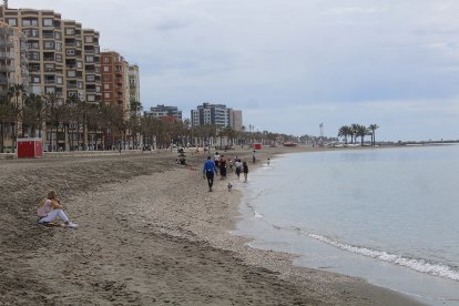Almerienses disfrutando de la orilla del mar.