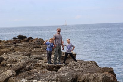 Con los hijos en el espigó de la Playa de San Miguel.
